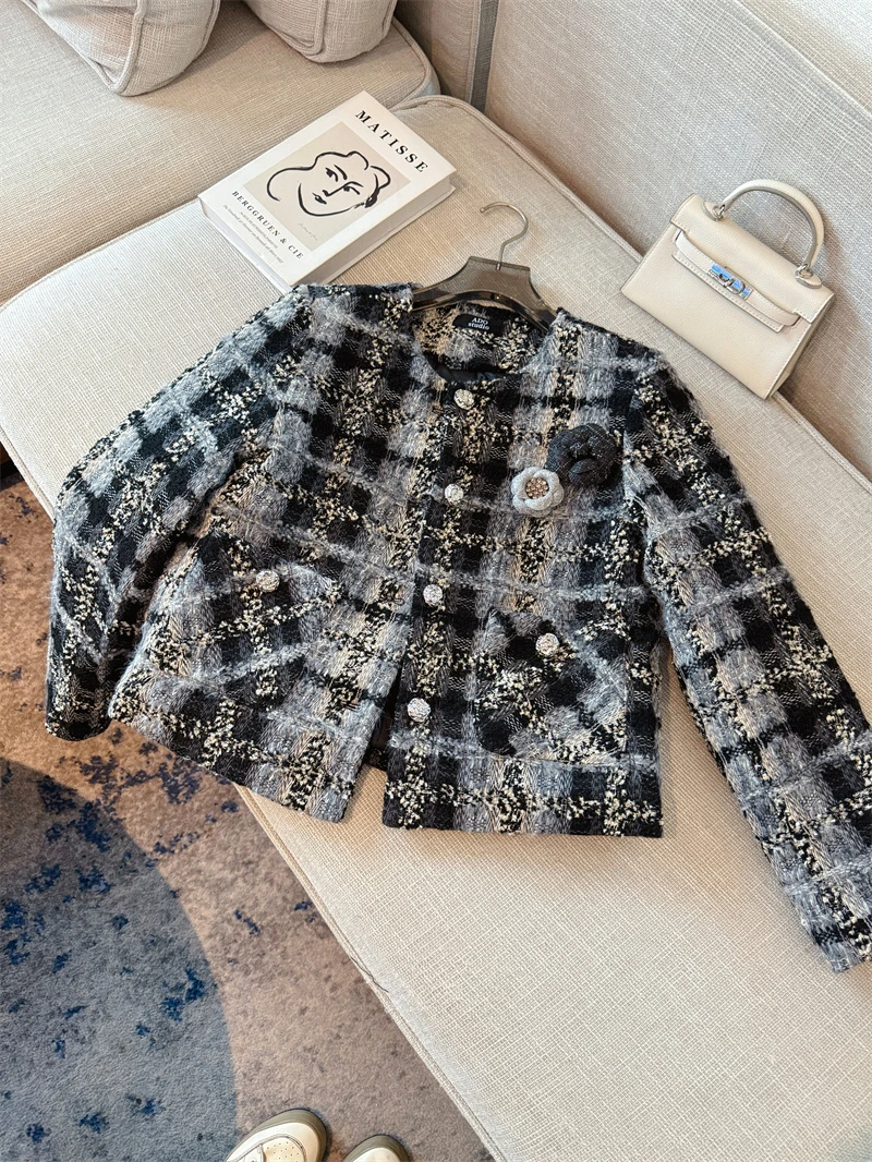 2025羽绒小香风长袖防风单排扣常规袖短款短外套女格子