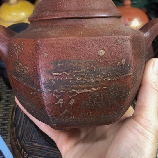 茶壶紫砂原矿泥料手工制作的一把紫砂壶。