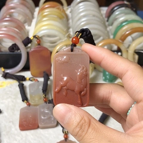 颈饰未镶嵌石英质玉