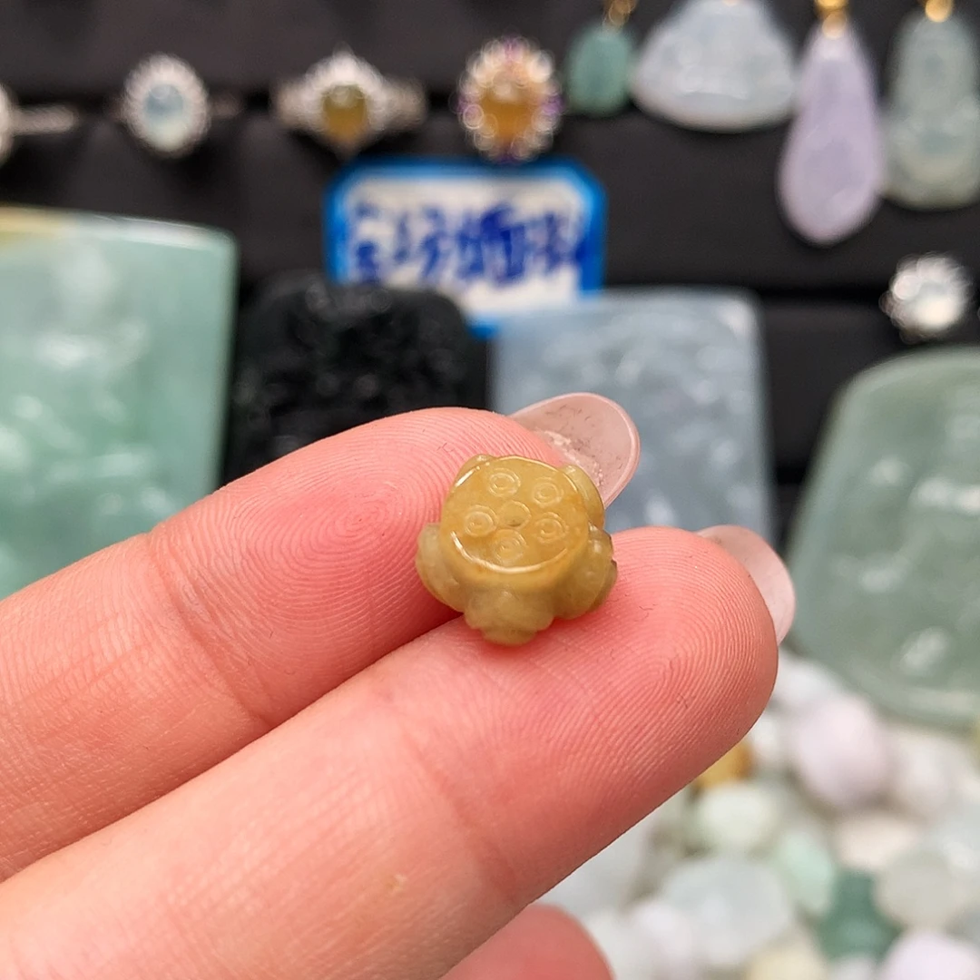 翡翠未镶嵌颈饰黄翡