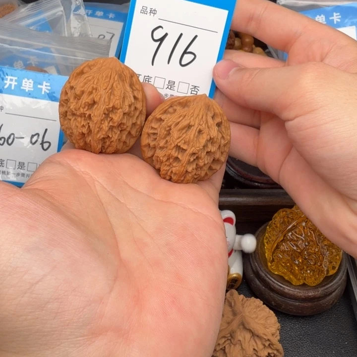 文玩核桃吊坠麦虎38