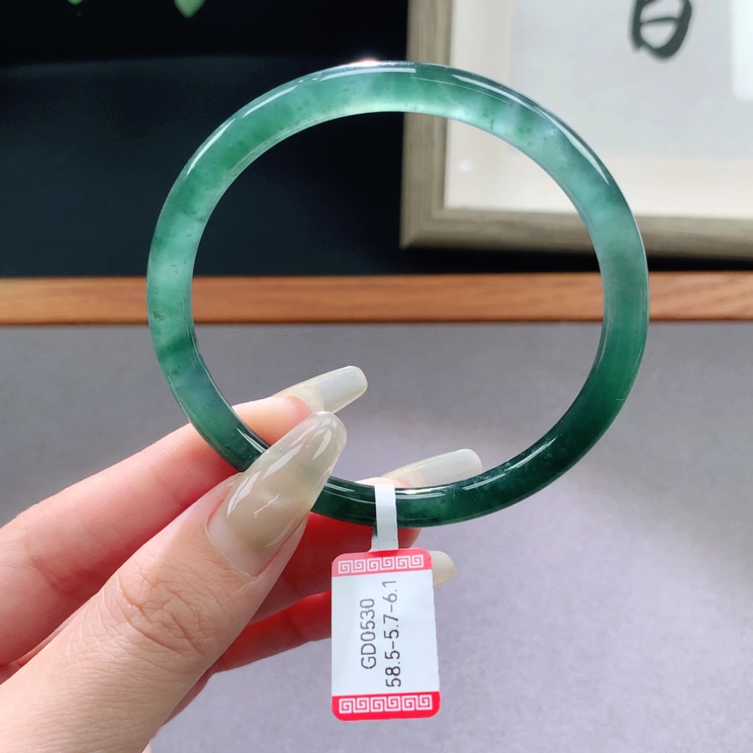 翡翠手镯未镶嵌天然翡翠手镯
