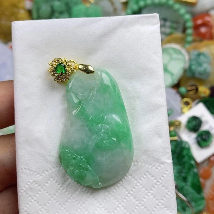 翡翠吊坠(赠链)未镶嵌