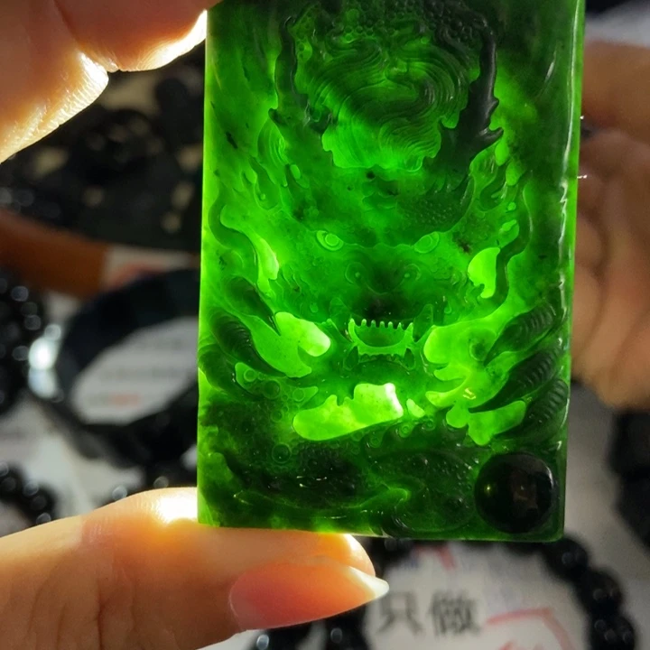 翡翠未镶嵌颈饰墨翠龙