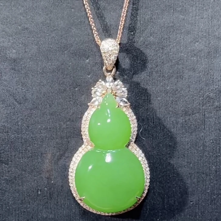 和田玉俄料碧玉苹果绿葫芦吊坠18k金镶嵌