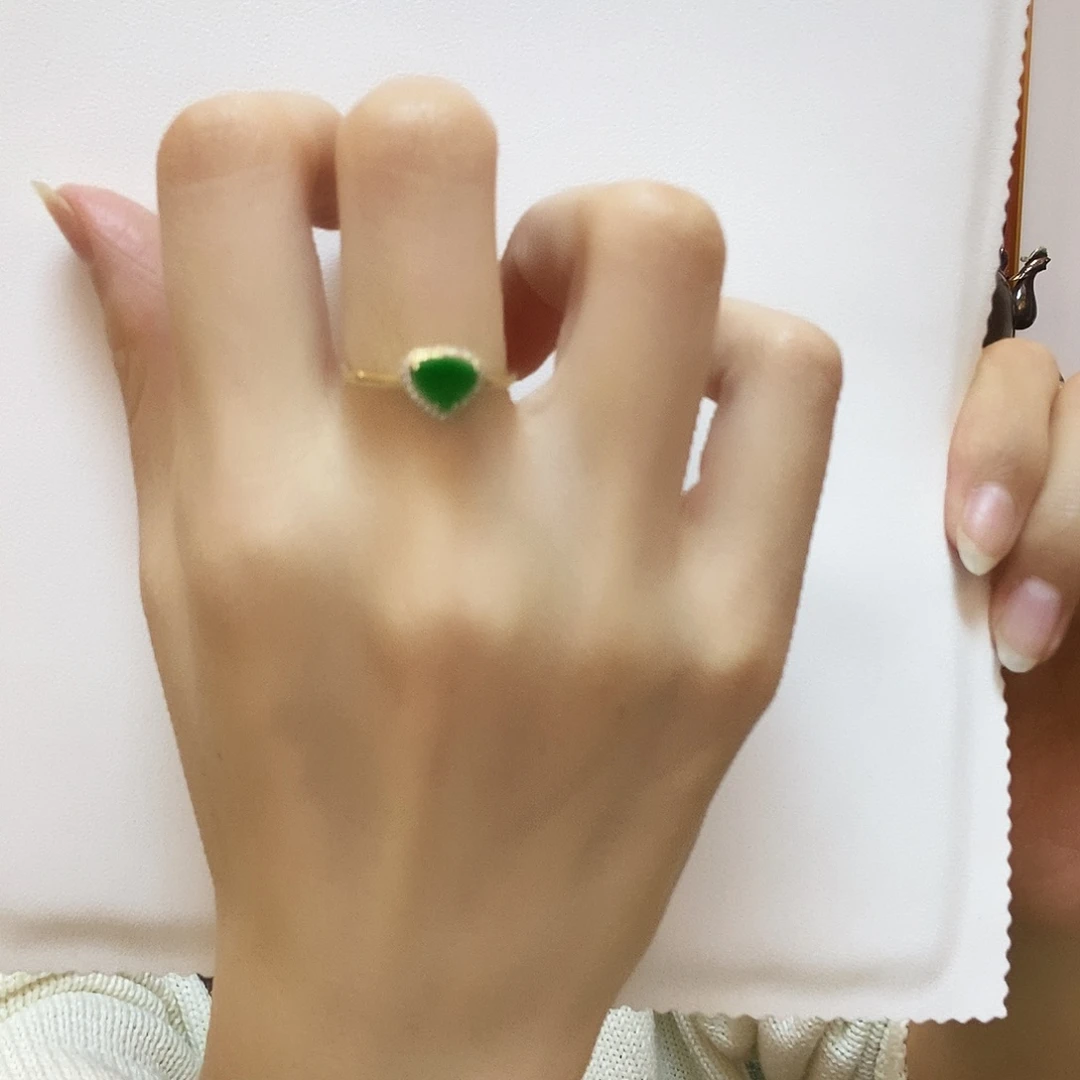 翡翠18K金镶嵌戒指简单