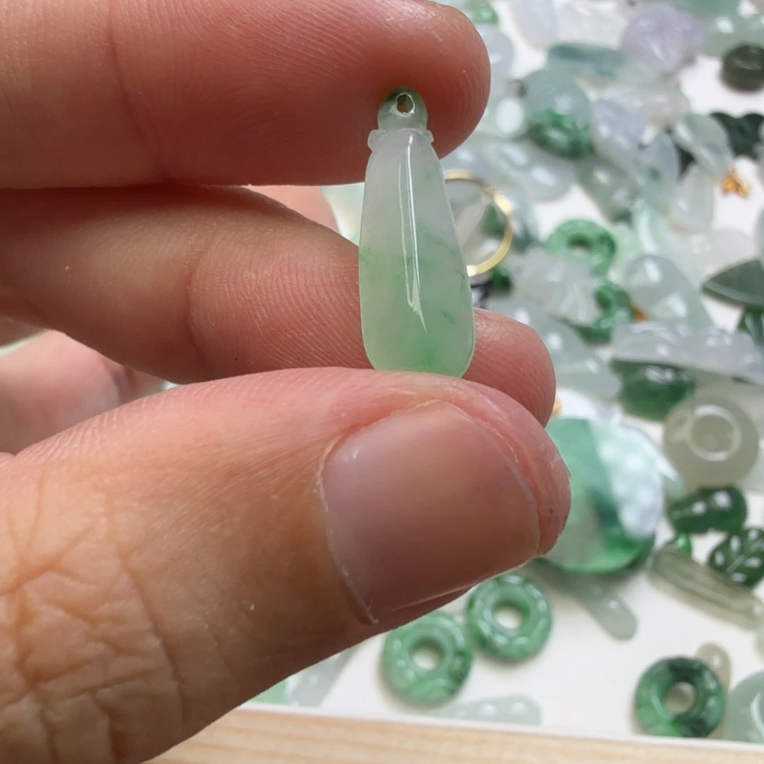 翡翠未镶嵌颈饰200