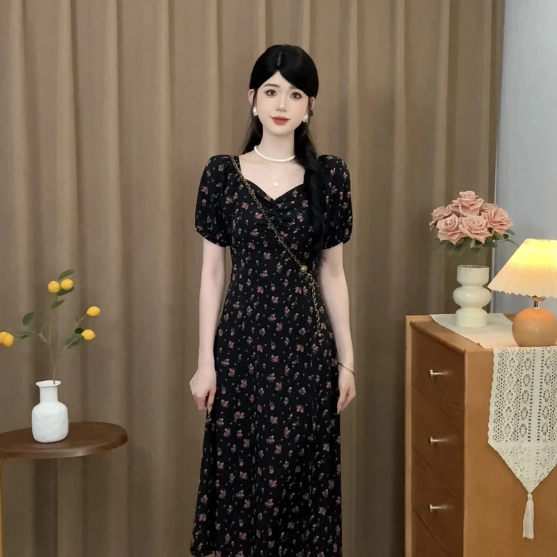 2025夏季新款法式收腰小飞袖洋气碎花泡泡袖连衣裙女长款V领衣裙.