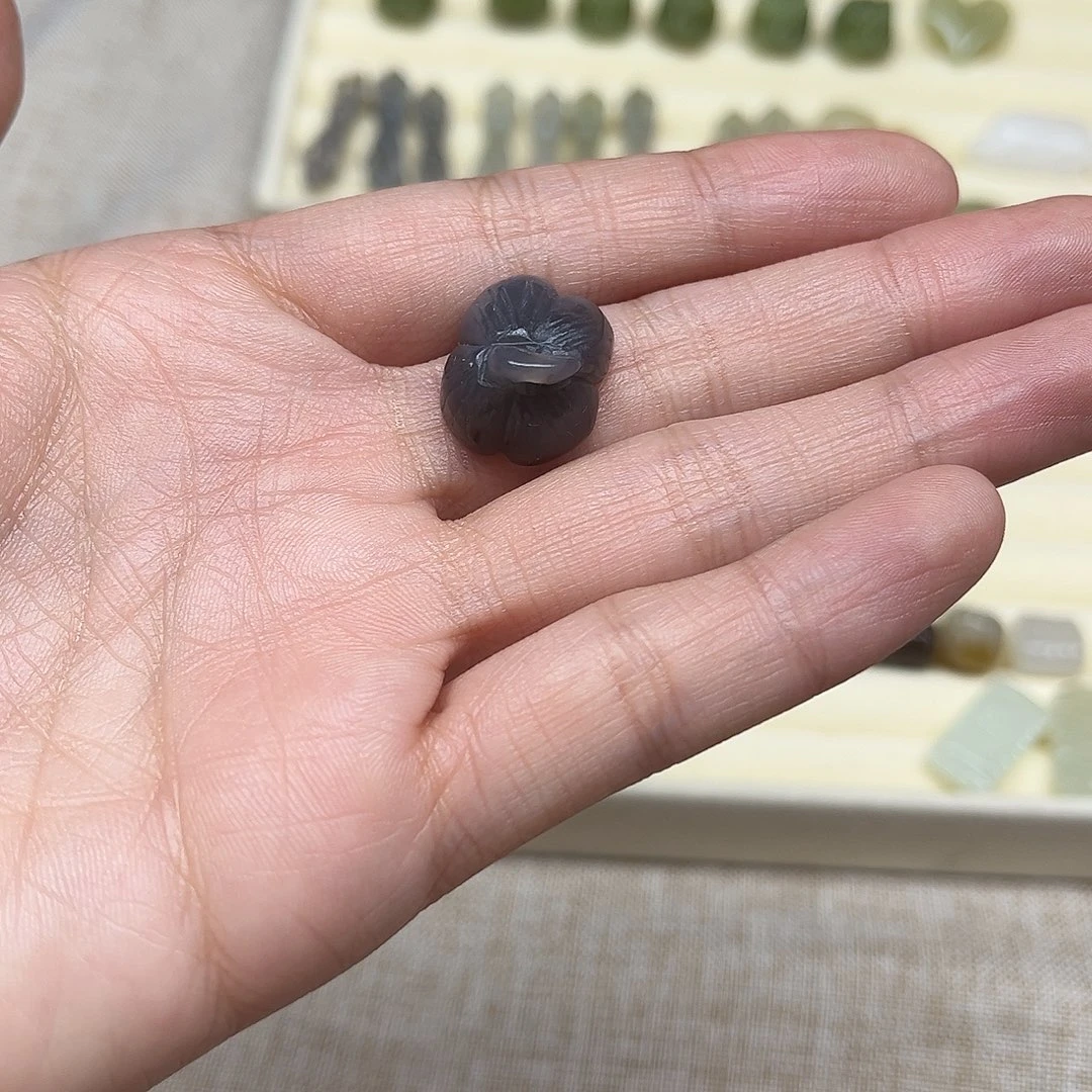 浅***然和田玉未镶嵌珠宝半成品