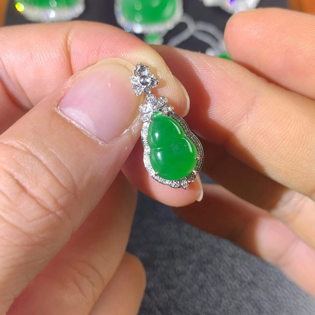 翡翠18K金镶嵌颈饰翡翠