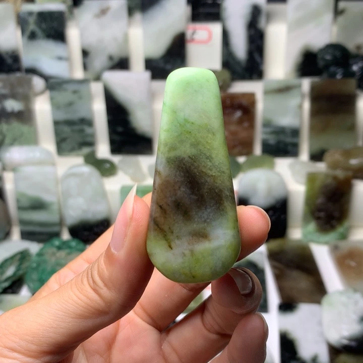 独山玉未镶嵌颈饰