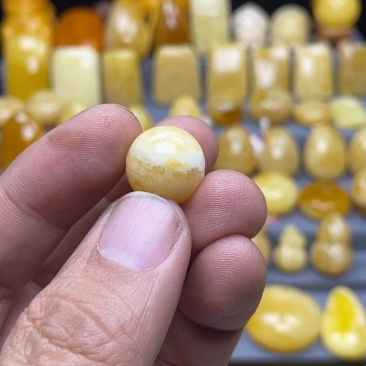 蜜蜡裸石未镶嵌马*国微瑕单珠