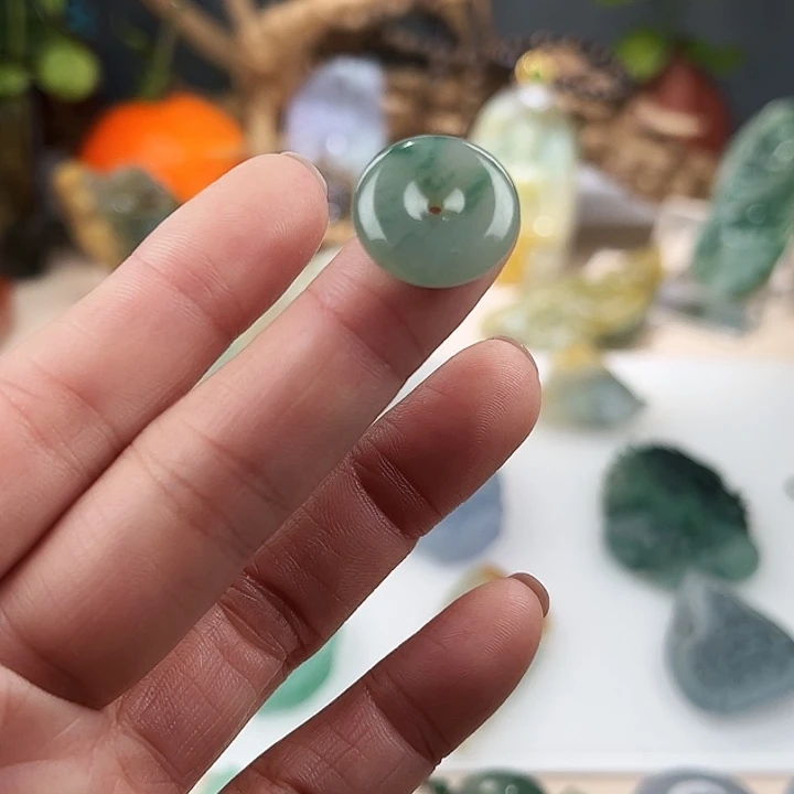 翡翠未镶嵌颈饰平安扣