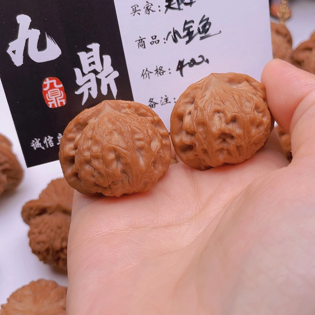 昊***·吊坠桃核小金鱼子