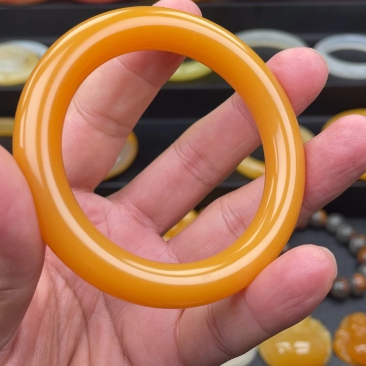 盐****石英质玉（黄龙玉）合金颈饰