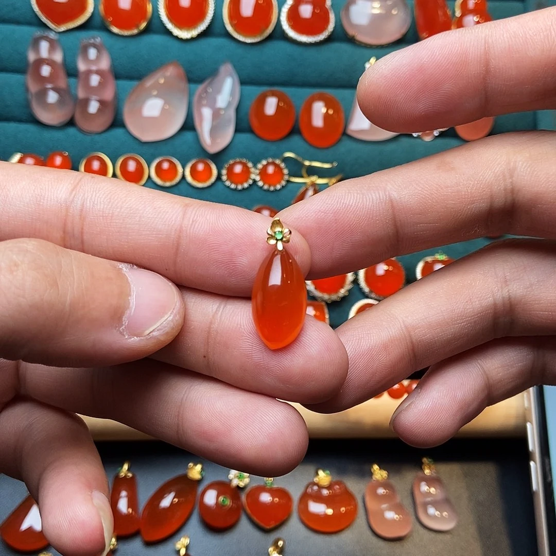 颈饰18K金镶嵌南红玛瑙