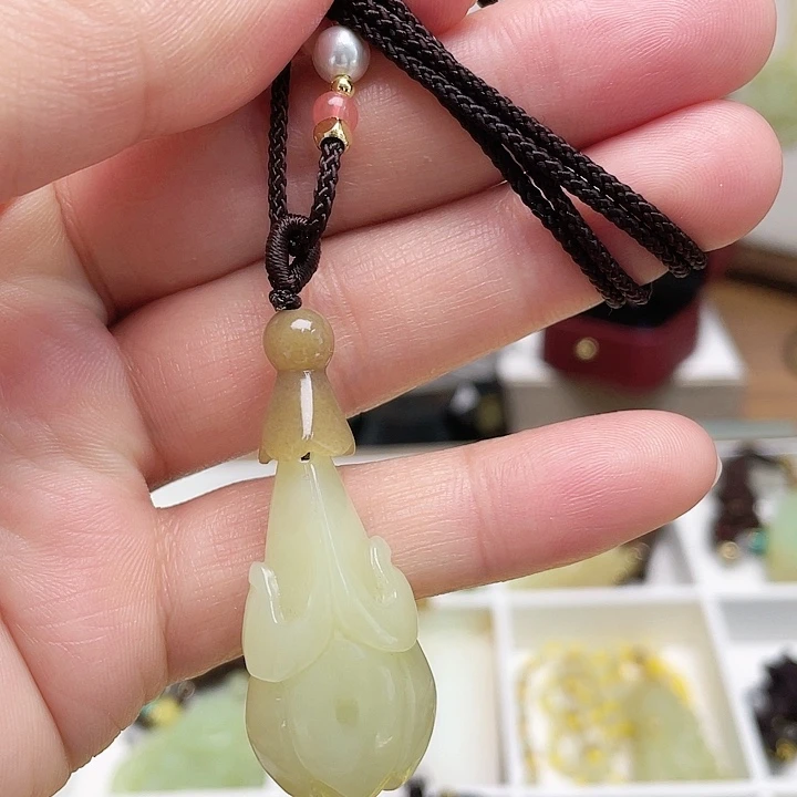 和田玉（黄玉）未镶嵌吊坠(赠链)玉兰花吊坠