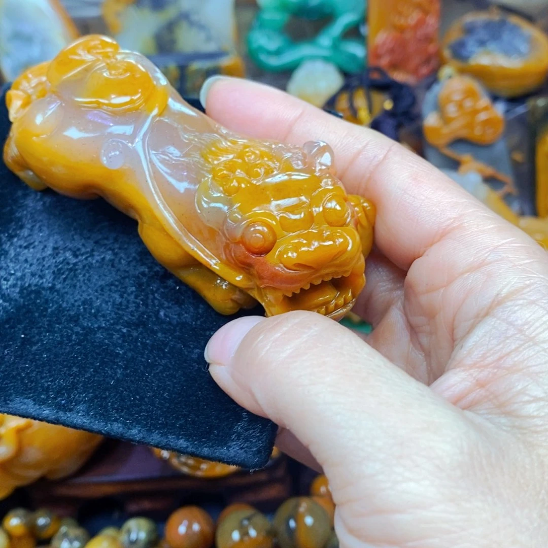 未镶嵌石英质玉（黄龙玉）颈饰