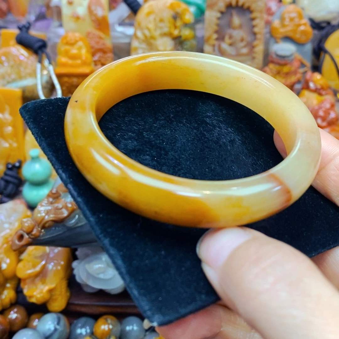 未镶嵌石英质玉（黄龙玉）颈饰