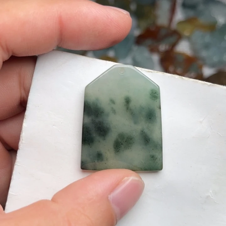 翡翠未镶嵌颈饰无事牌