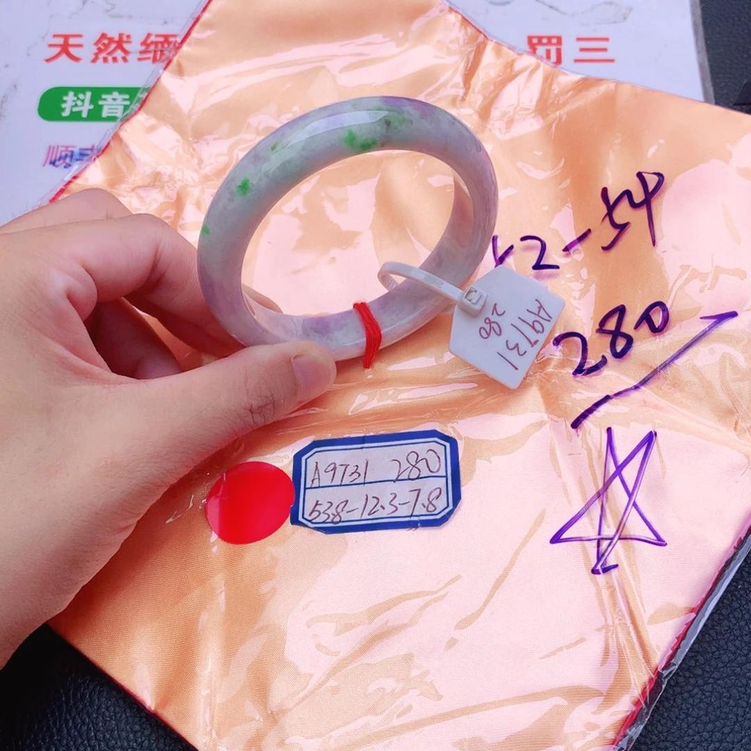 翡翠手镯未镶嵌翡翠