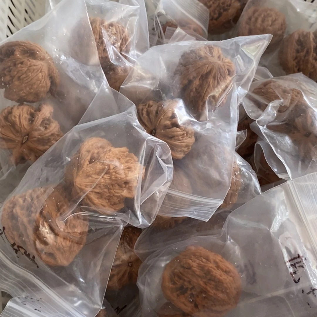 文玩核桃吊坠虎头王有瑕疵