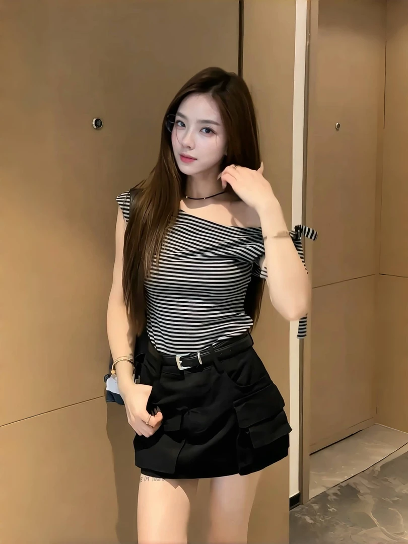 设计感黑灰条纹斜肩飘带短袖上衣搭配高腰工装牛仔半身裙修身