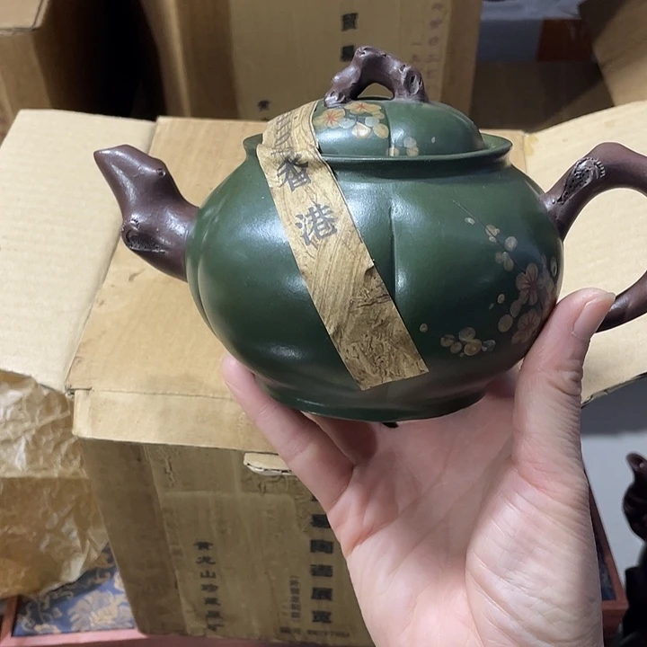 茶壶紫砂矿泥料，手工制作的一把紫砂壶。