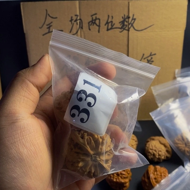 全品宫灯，核桃把件