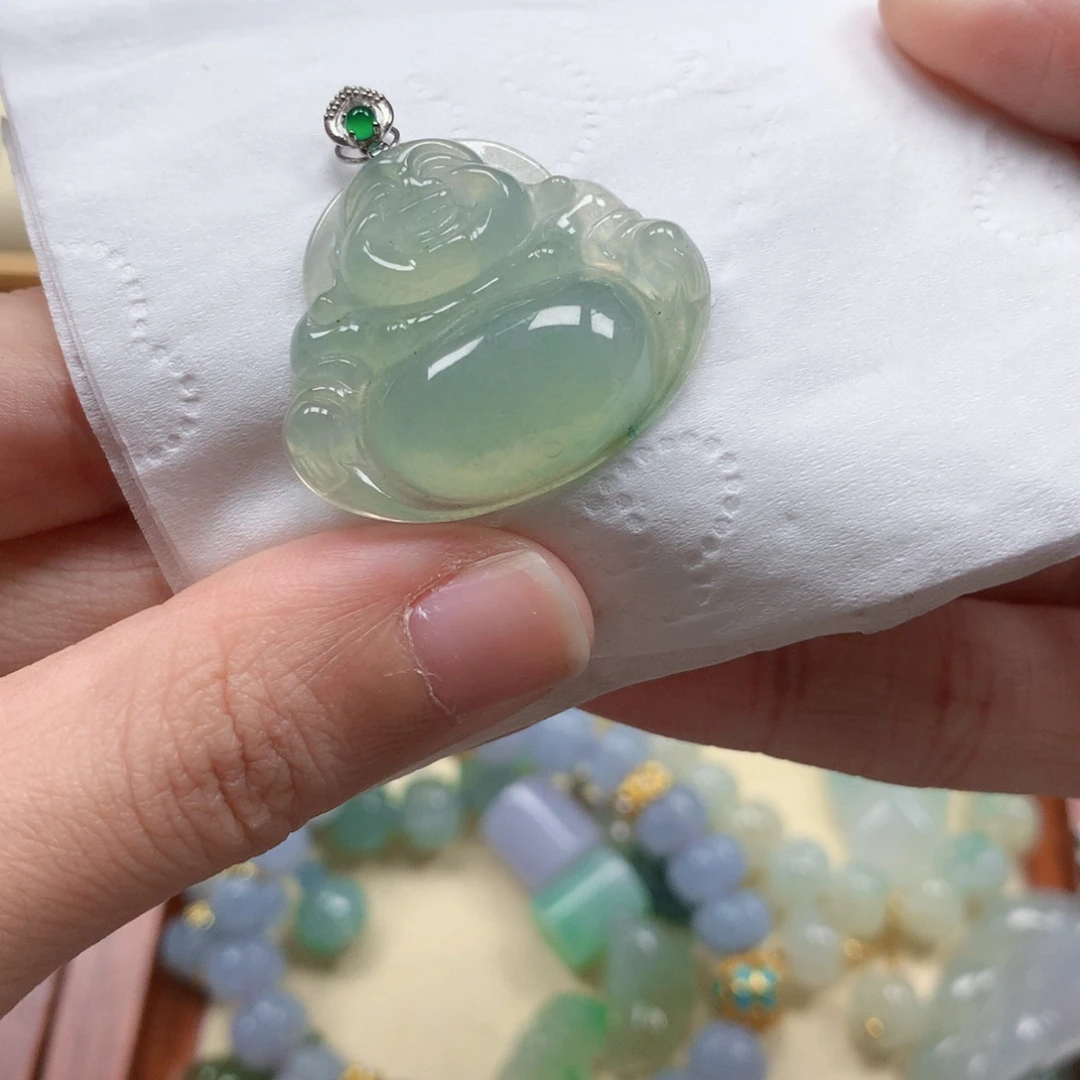 翡翠18K金镶嵌颈饰是