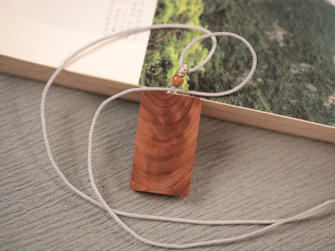 印度老山檀香【无事牌】沉水吊坠尺寸：5x3x0.8cm多样性随机发一个