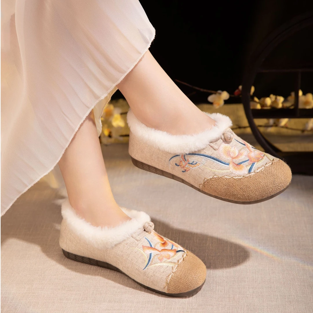 老北京布鞋女新款冬季加绒加厚复古妈妈鞋防滑休闲棉鞋中式绣花鞋