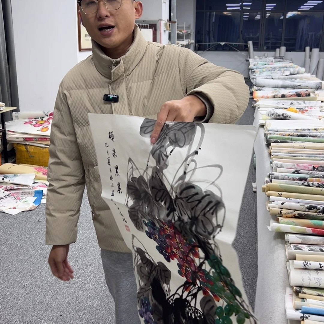 国画卖字画的小男孩