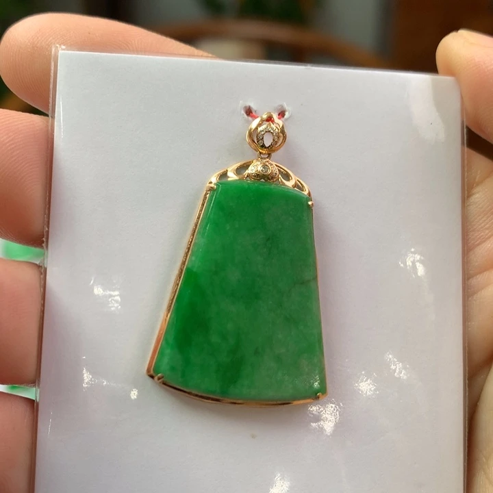 翡翠18K金镶嵌颈饰翡翠吊坠