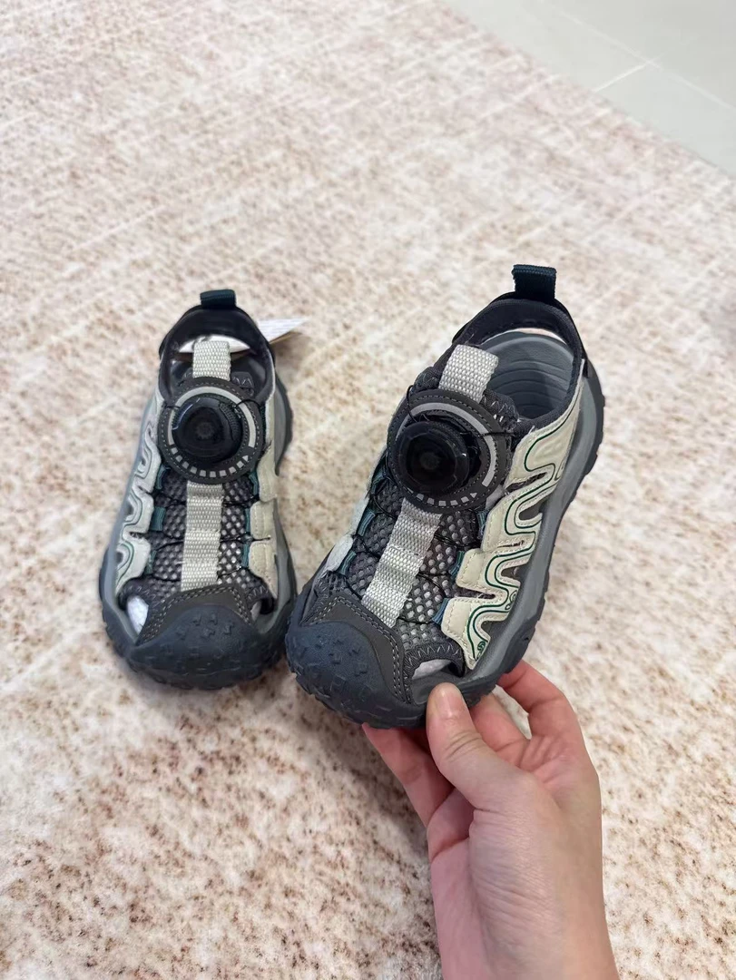 535013B韩儿童时尚百搭纽扣凉鞋