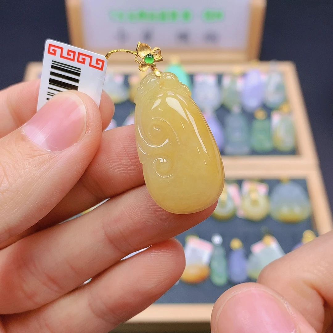 翡翠18K金镶嵌颈饰翡翠