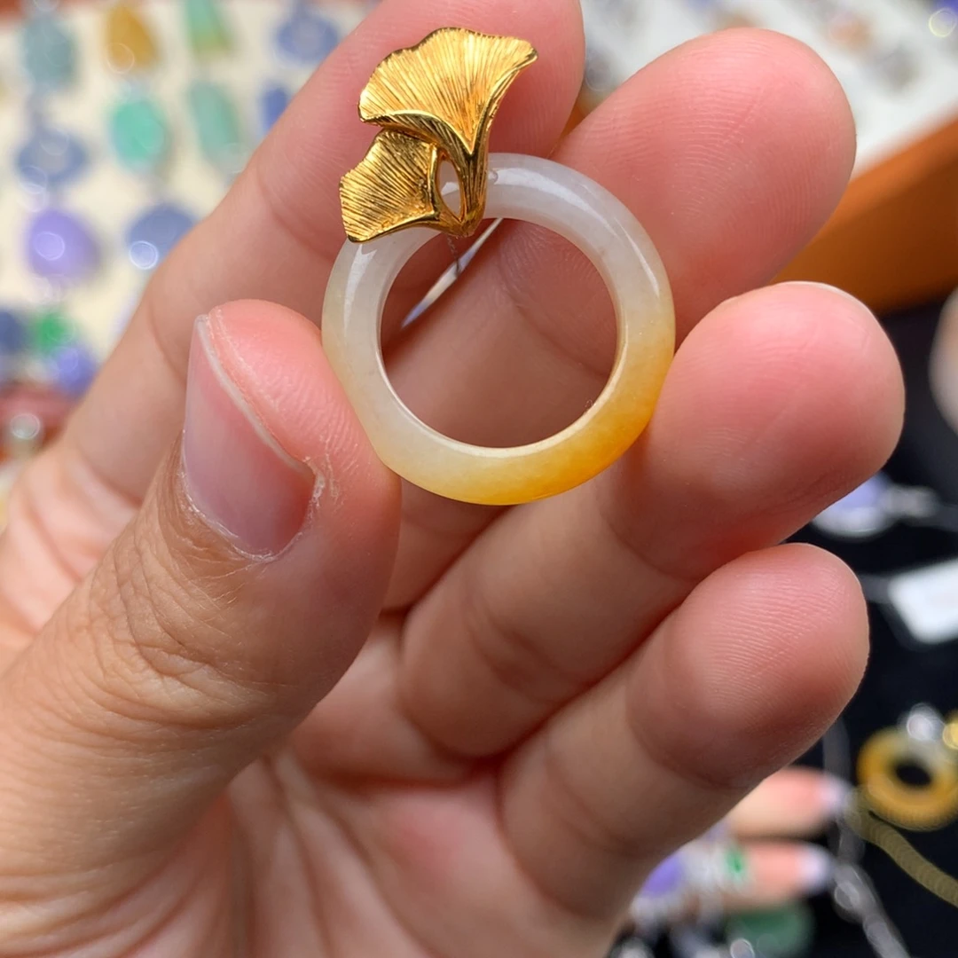 翡翠18K金镶嵌吊坠(不含链)?