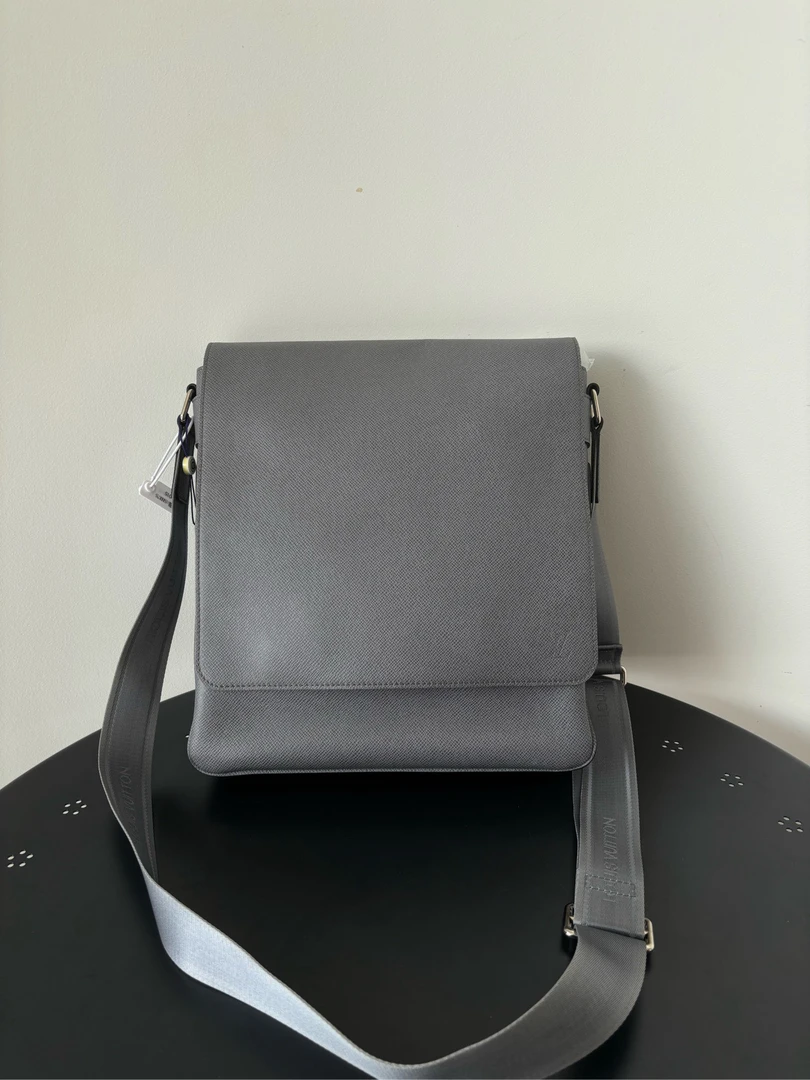 95新 LouisVuitton/路易威登 男士灰色翻盖单肩斜挎包 牛皮