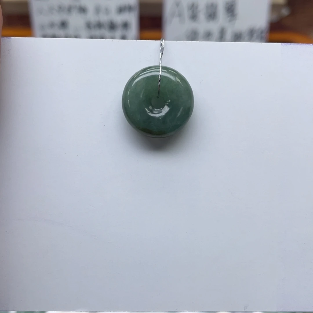 翡翠颈饰未镶嵌平安扣