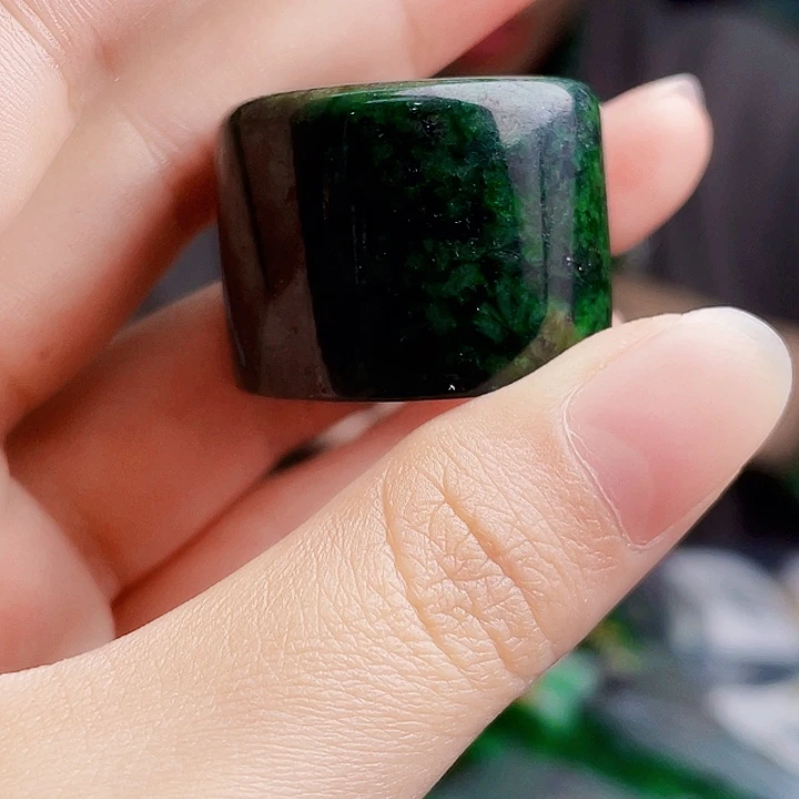 翡翠未镶嵌颈饰多样性