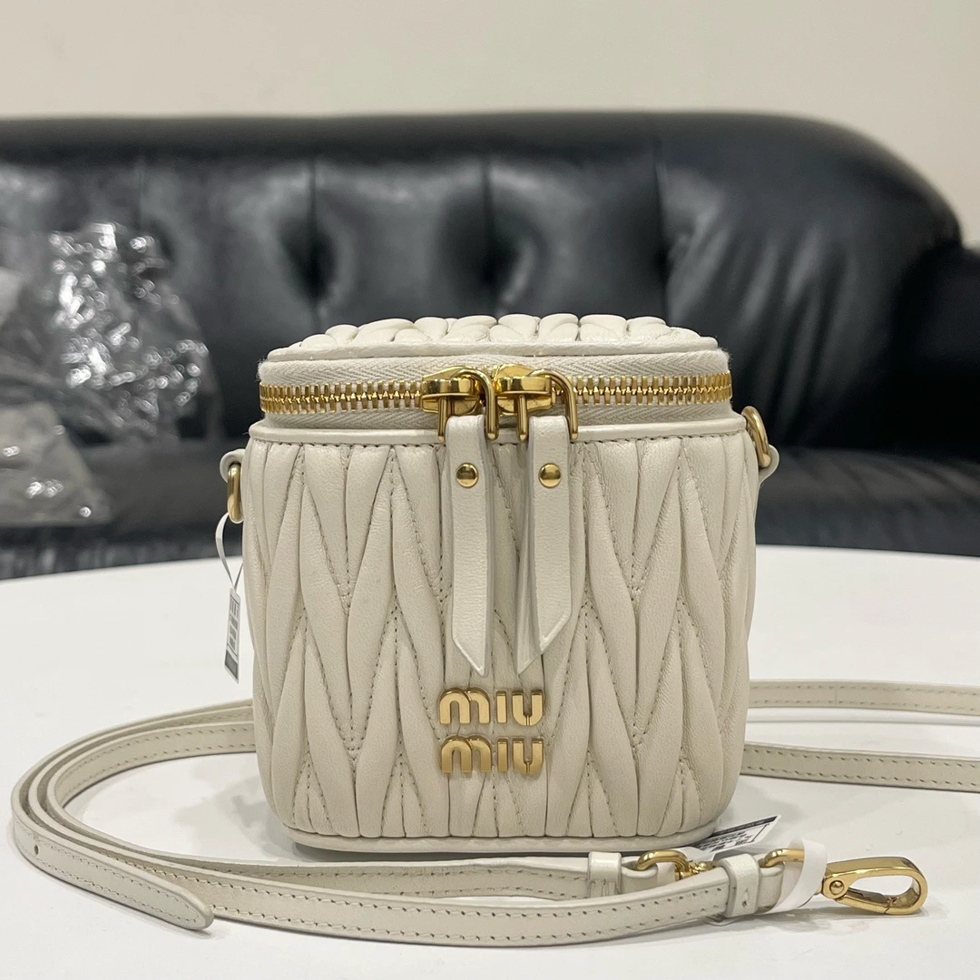 95新 MIU MIU/缪缪 白金小方盒化妆包斜挎包