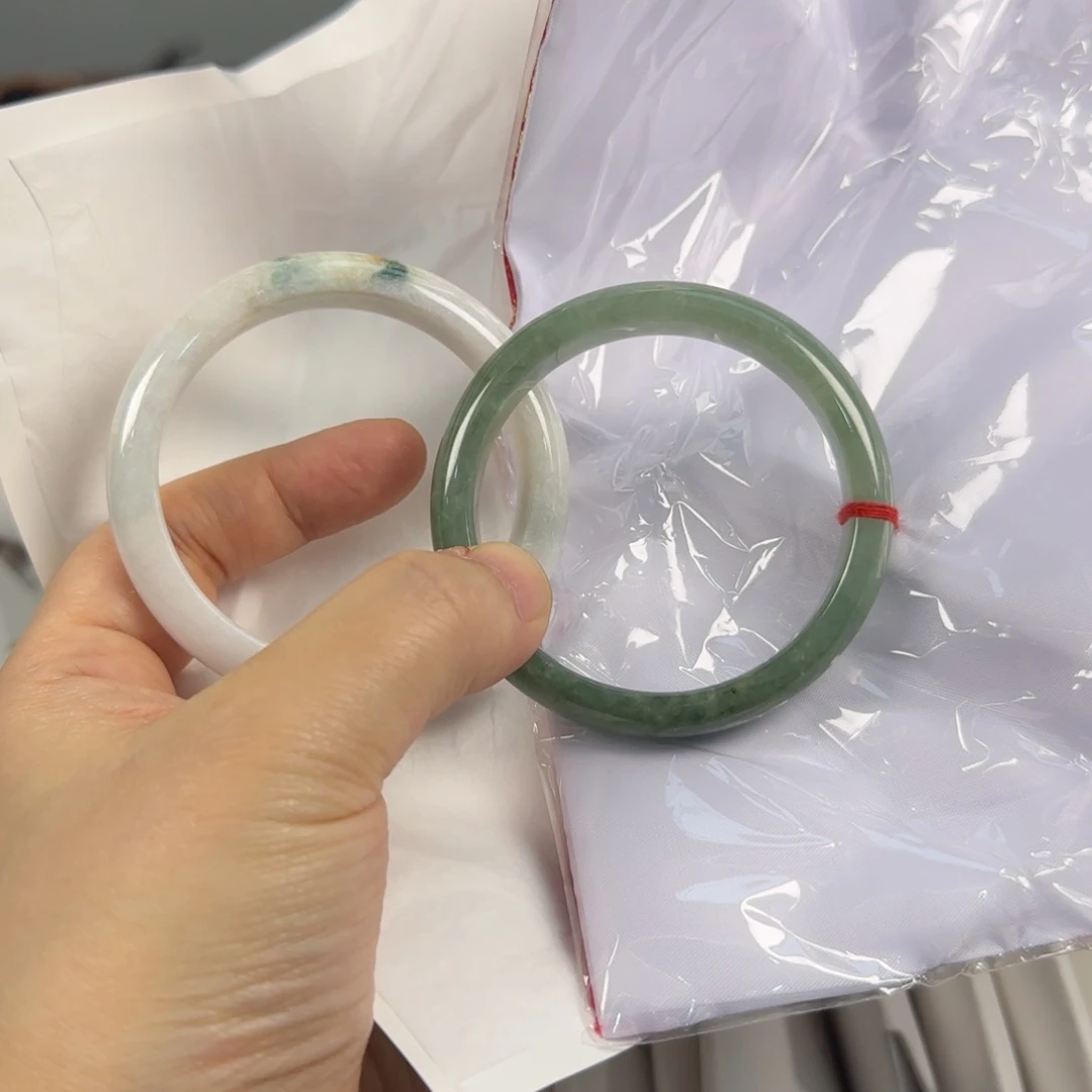 翡翠手镯未镶嵌一搭一冰蓝水