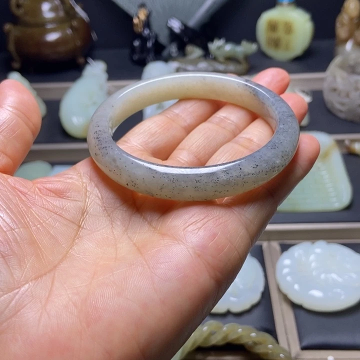 言***致和田玉未镶嵌挂件