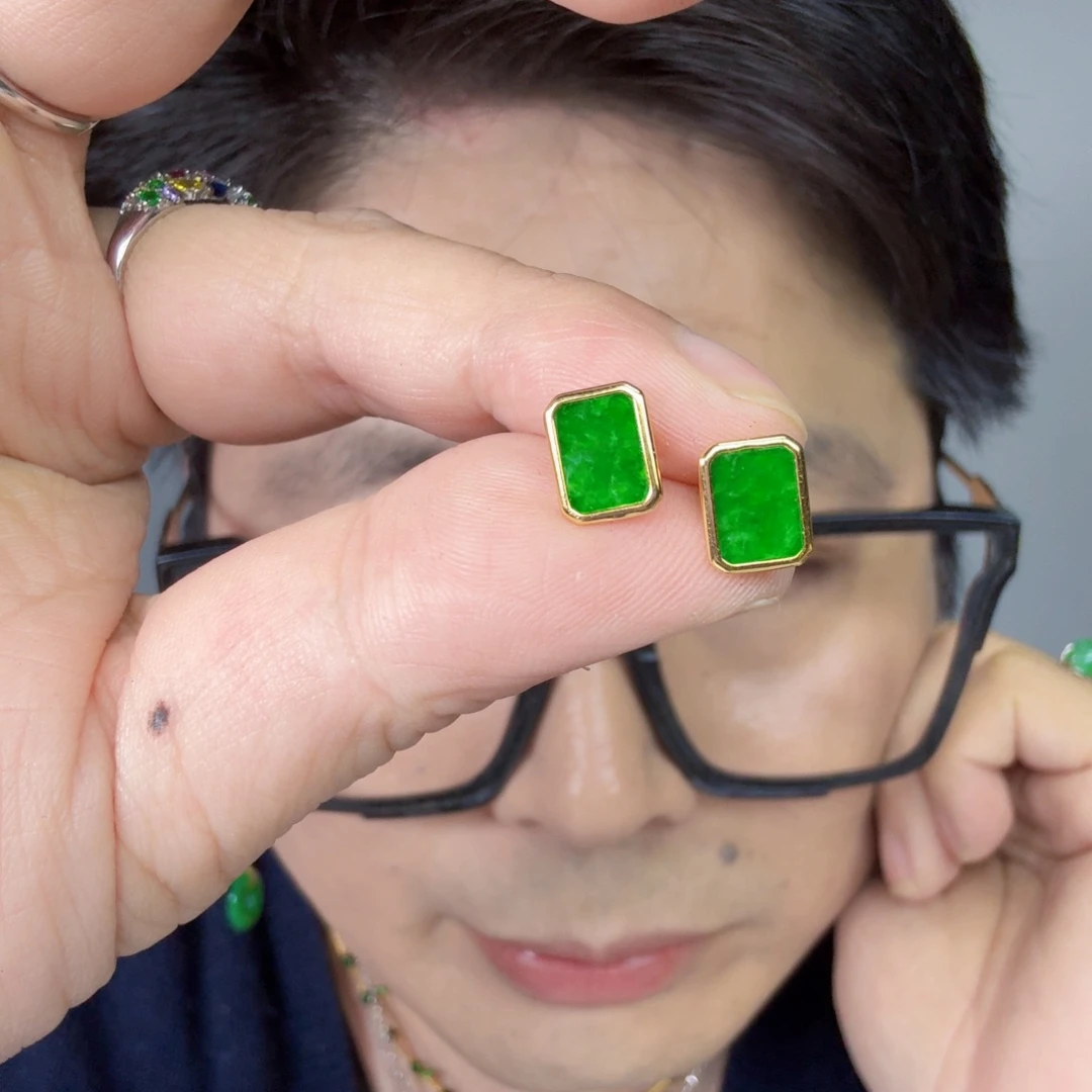 翡翠未镶嵌颈饰一对