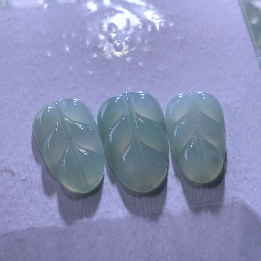 翡翠未镶嵌颈饰一手