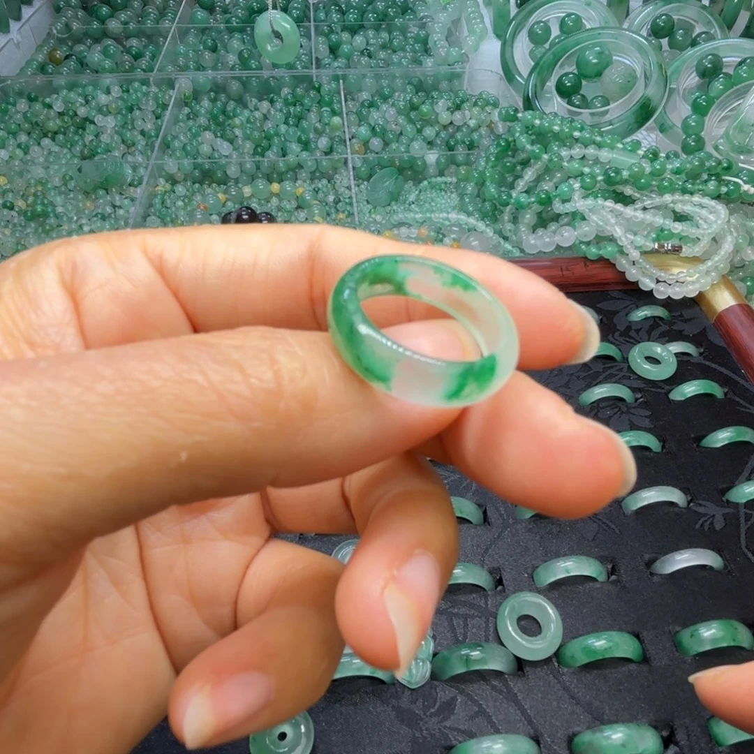 石英质玉（非洲翠）未镶嵌散珠飘花戒指圈口14+