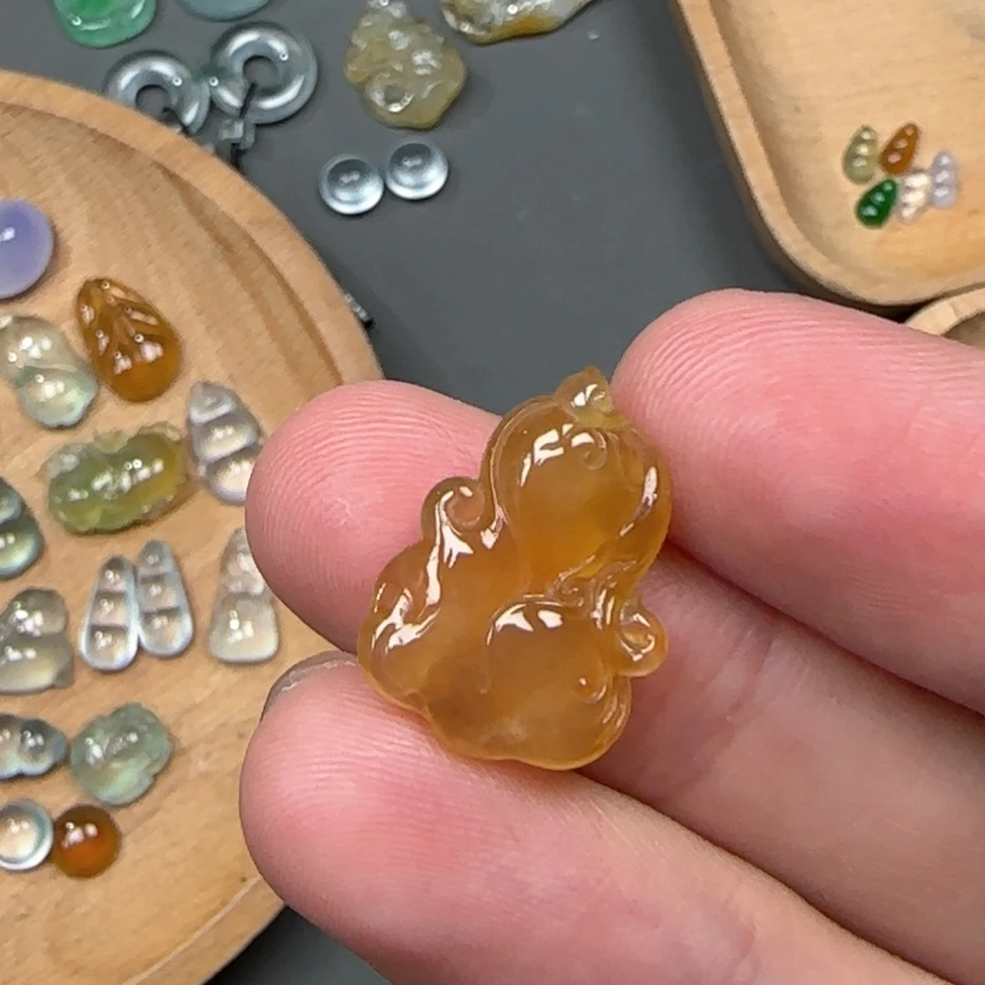 翡翠未镶嵌颈饰白菜