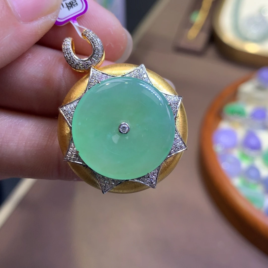 翡翠18K金镶嵌颈饰