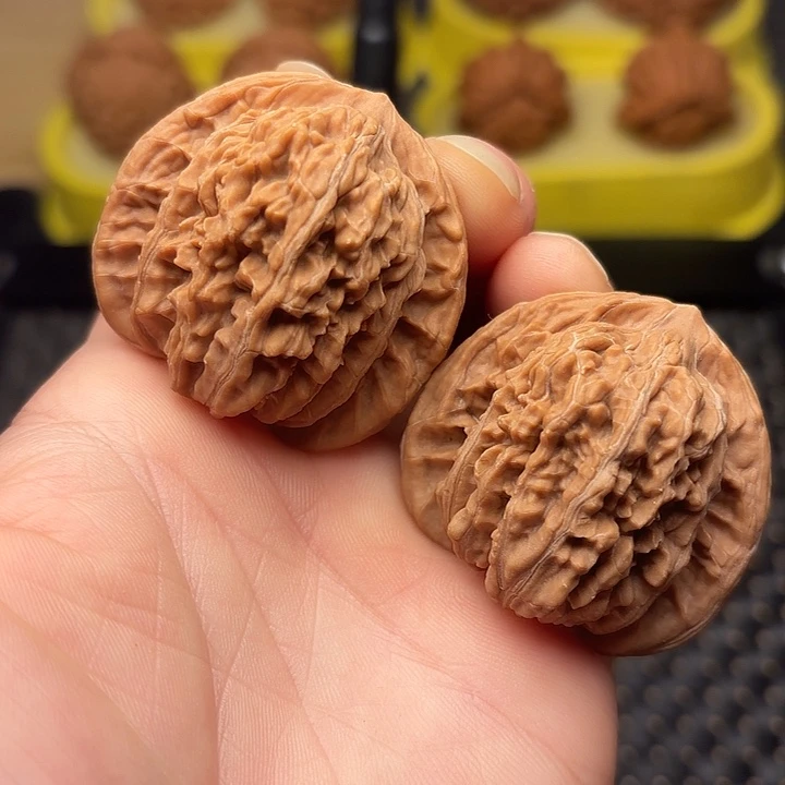 文玩核桃吊坠40山地红皮四座楼