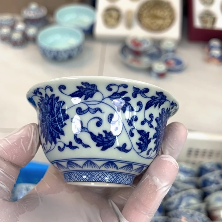 用***9瓷片白青花缠枝莲压手杯全品